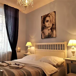 https://chmielna-guest-house.warsawhotelspoland.com